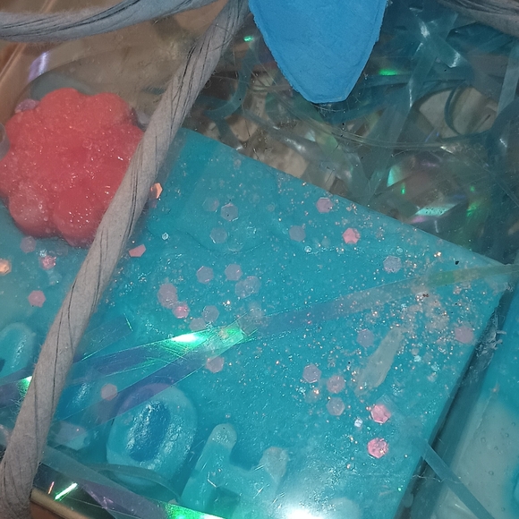 Surf City Soaps Aloha Soaps Gift Box. - Picture 3 of 3